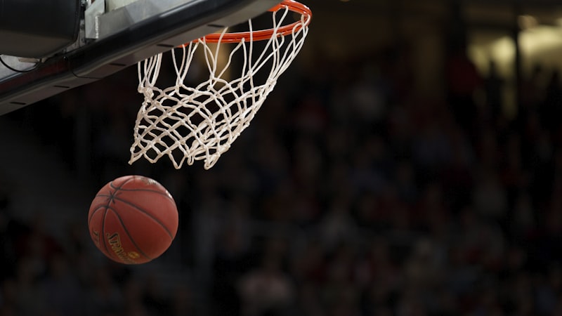 NBA季后赛詹姆斯突破上篮精彩瞬间